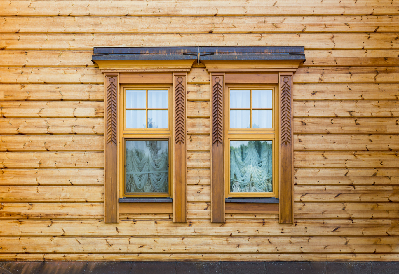 dom z oknami drewnianymi